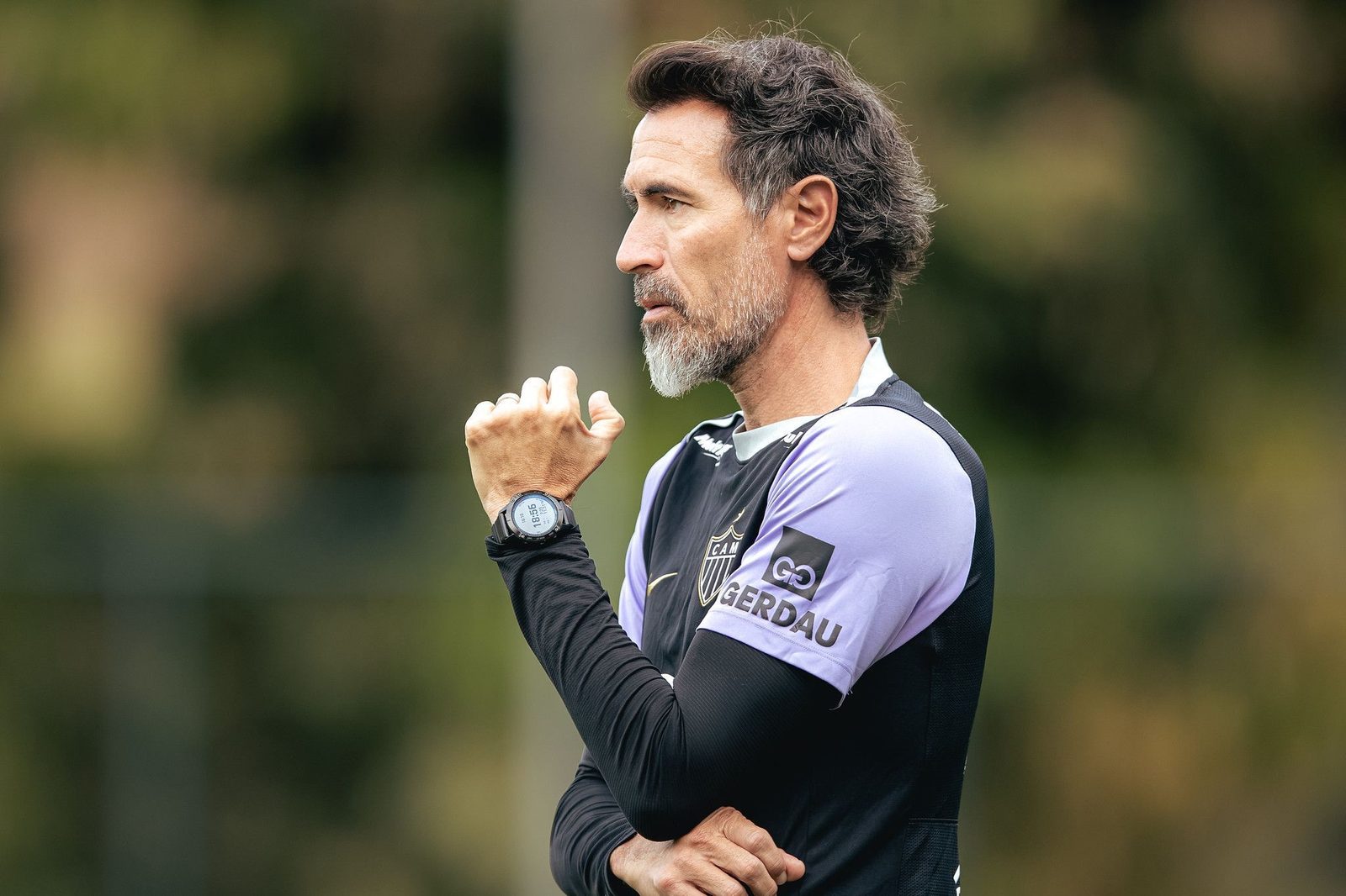 O técnico Eduardo Domínguez comanda o treino do Atlético na Cidade do Galo