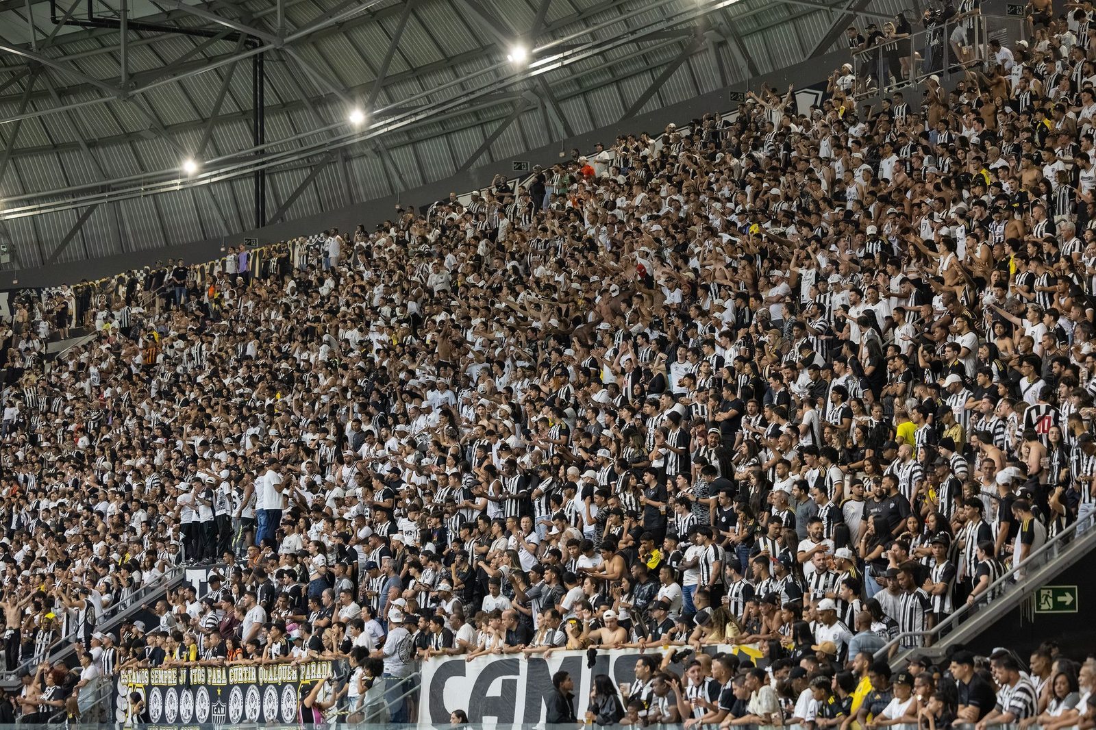 Torcida do Atlético na Arena MRV, palco do jogo com o Vitória