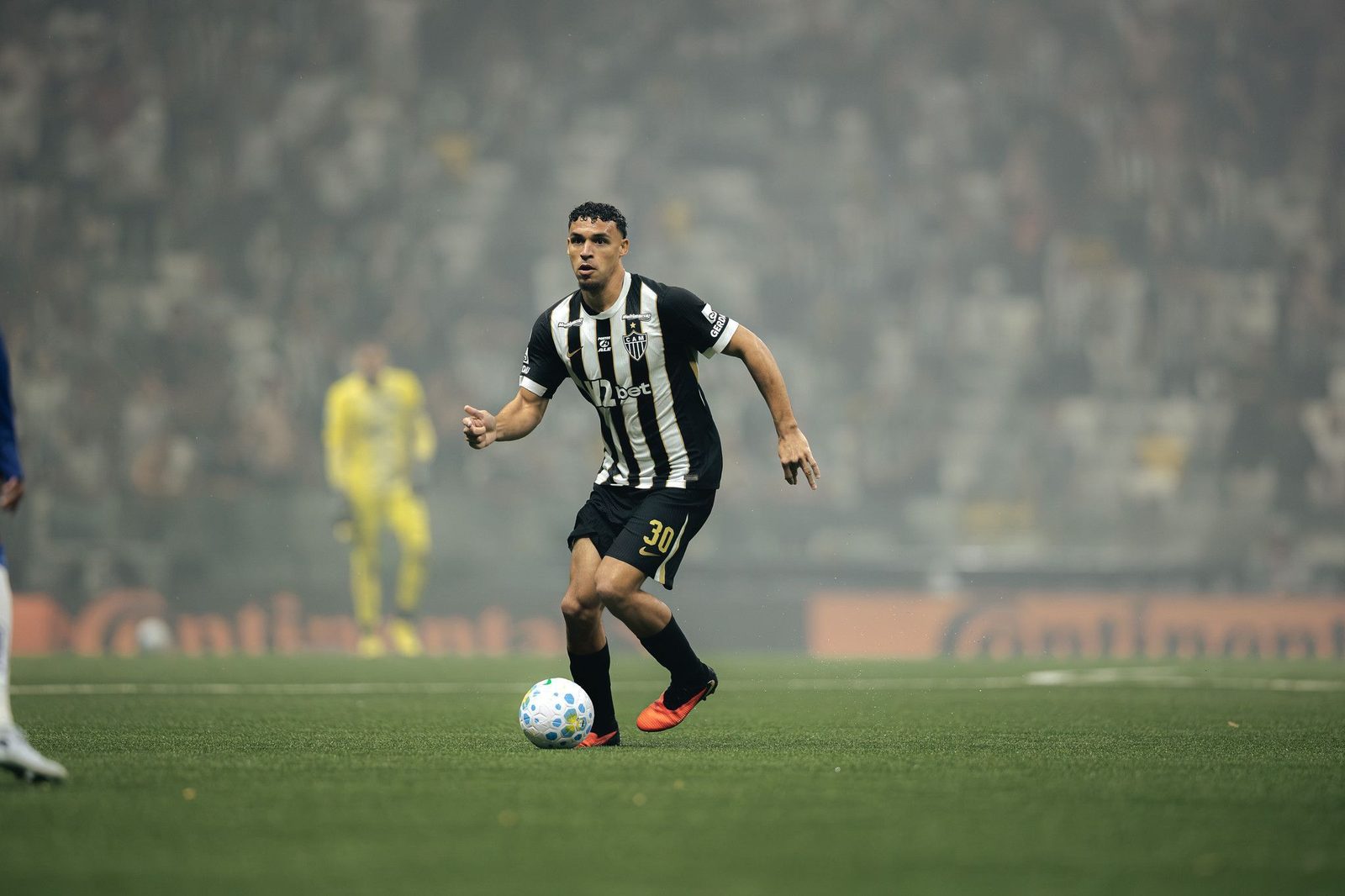 Victor Hugo em ação pelo Atlético contra o Cruzeiro, na Copa do Brasil