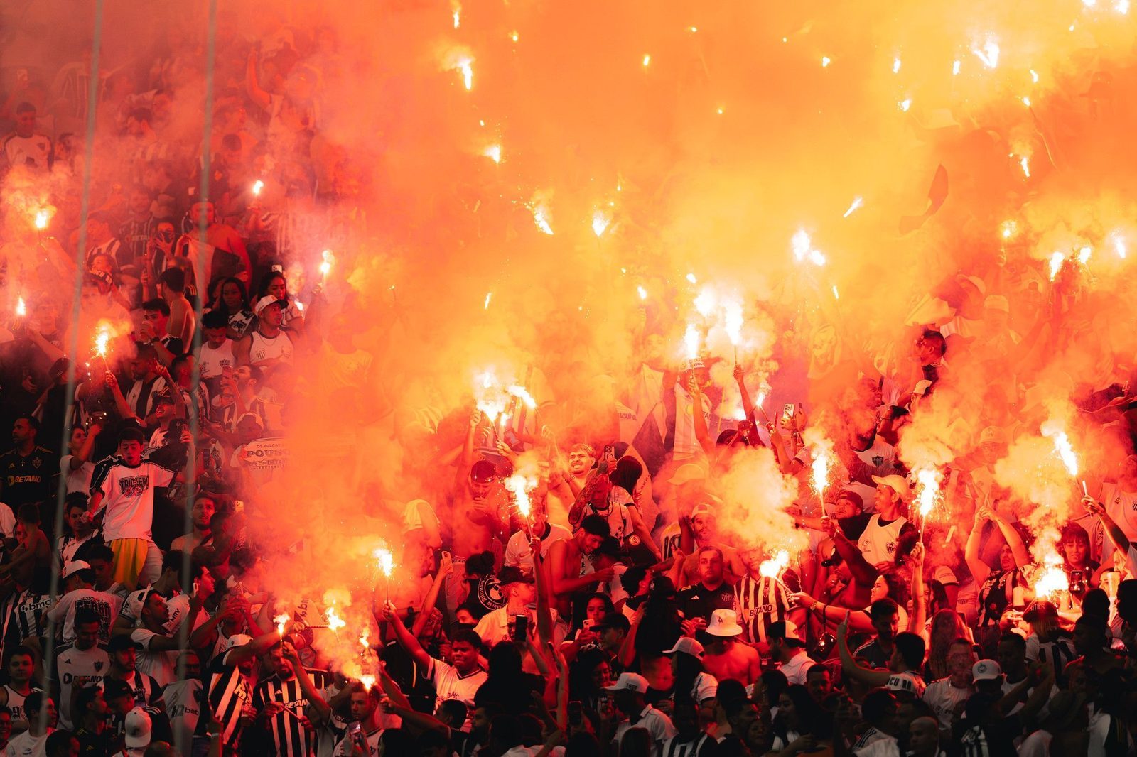 Torcida do Atlético faz festa na Arena MRV, palco da decisão com o Santos