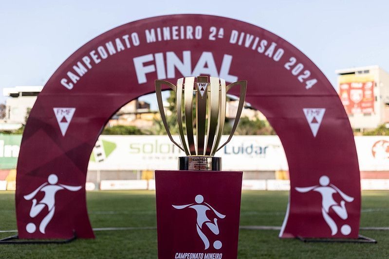 A taça da Segunda Divisão do Campeonato Mineiro, competição que o Nova Lavras disputa em 2026 (imagem da decisão de 2024)