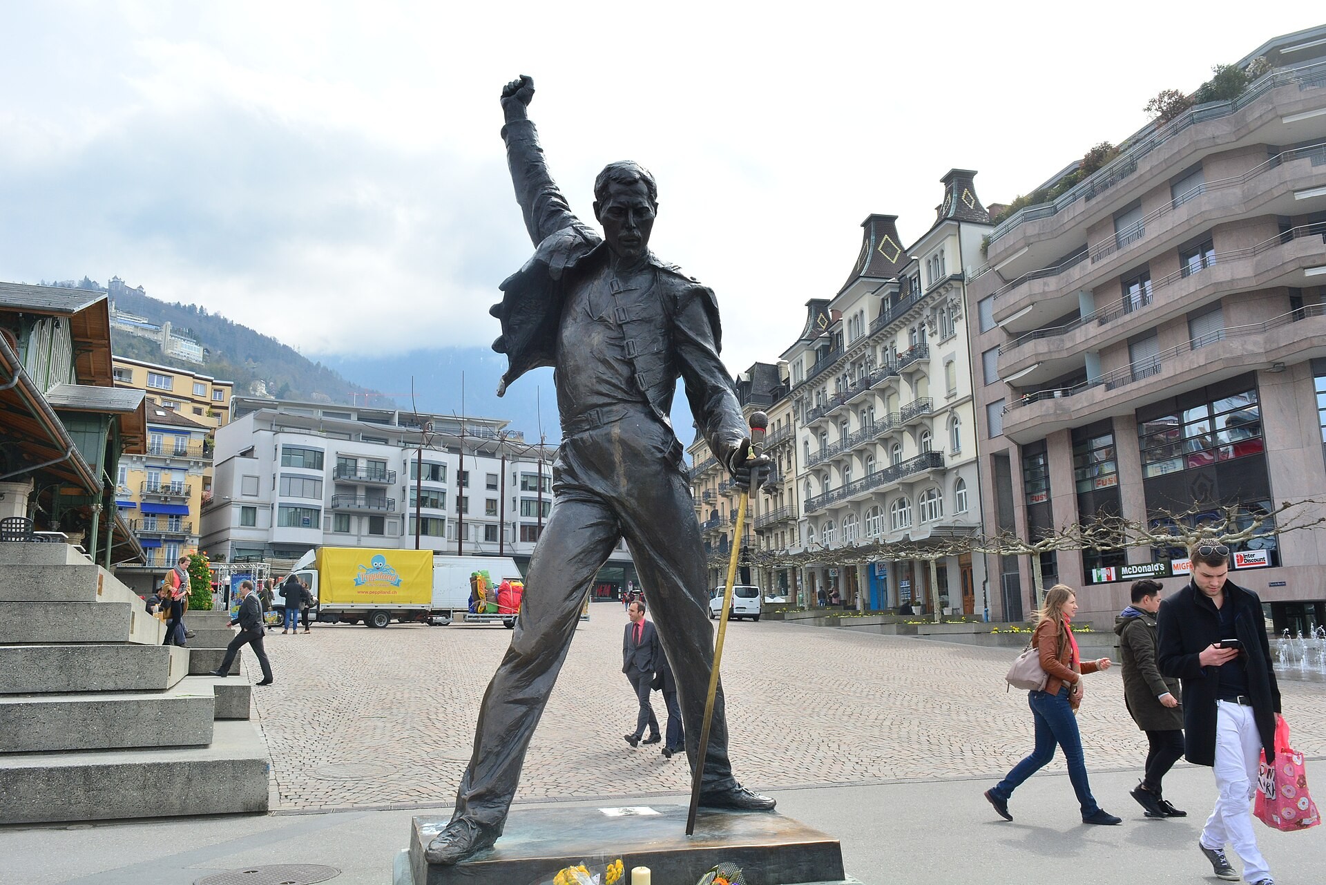 A estátua de Freddie Mercury em Montreux, na Suíça, cidade onde ficava o estúdio em que o Queen gravou seus últimos discos · Foto: Exploratorium efimeros/Wikimedia Commons (CC BY-SA 4.0)
