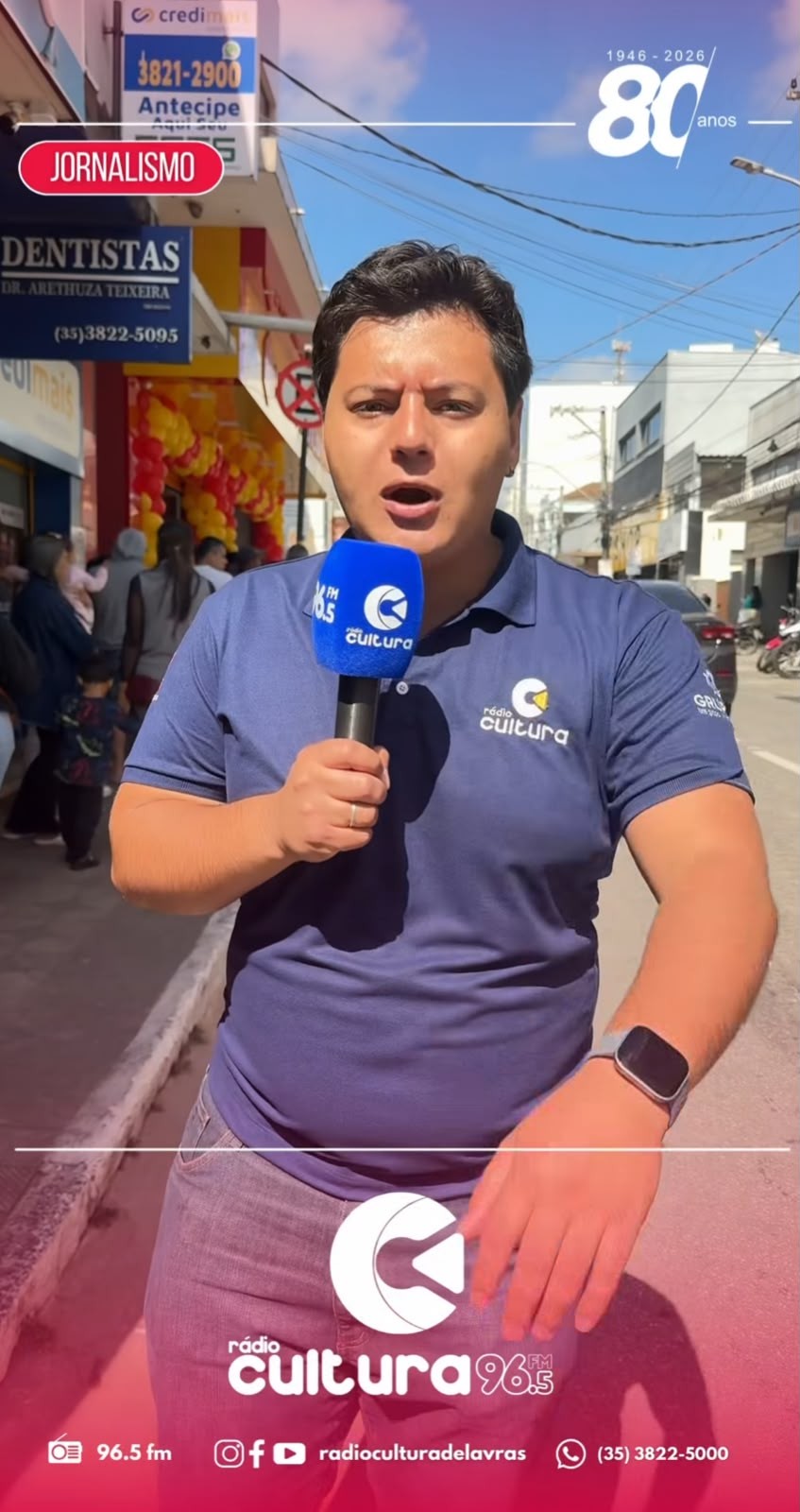 Gabriel Dinali, o Repórter das Ruas da Rádio Cultura, em reportagem no centro de Lavras