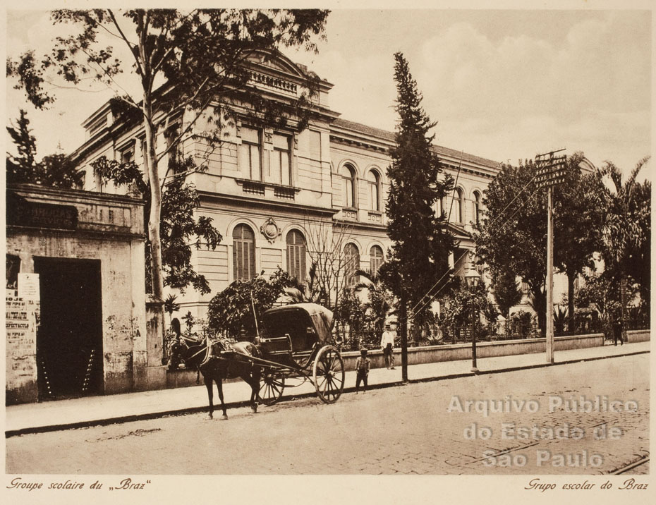 Grupo escolar do Brás, em São Paulo, em 1908, quando os grupos escolares eram a grande novidade do ensino no país. A foto é ilustrativa: o de Lavras funcionava em prédios adaptados · Foto: Arquivo Público do Estado de São Paulo/Wikimedia Commons (domínio público)