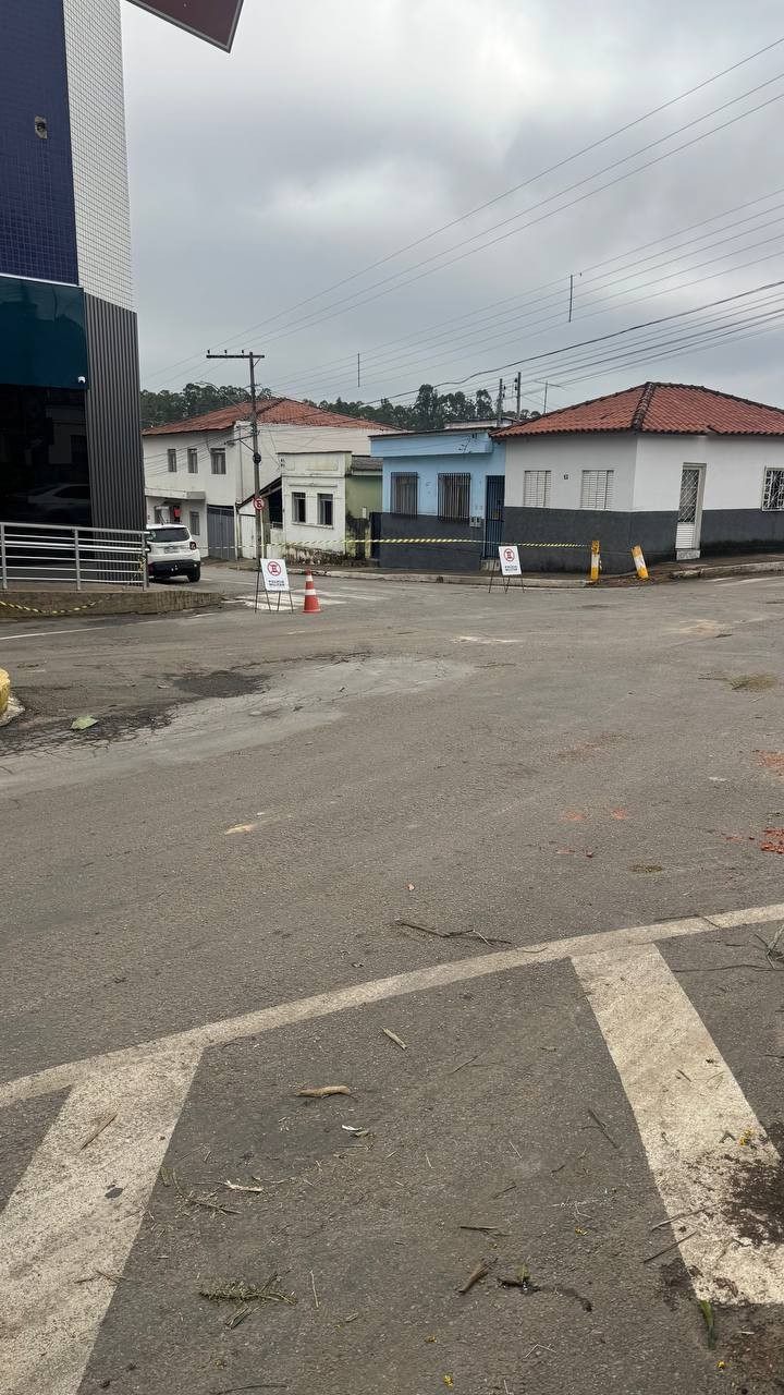 Cruzamento interditado com fita e cones depois da passagem do temporal · Foto: Rádio Cultura de Lavras