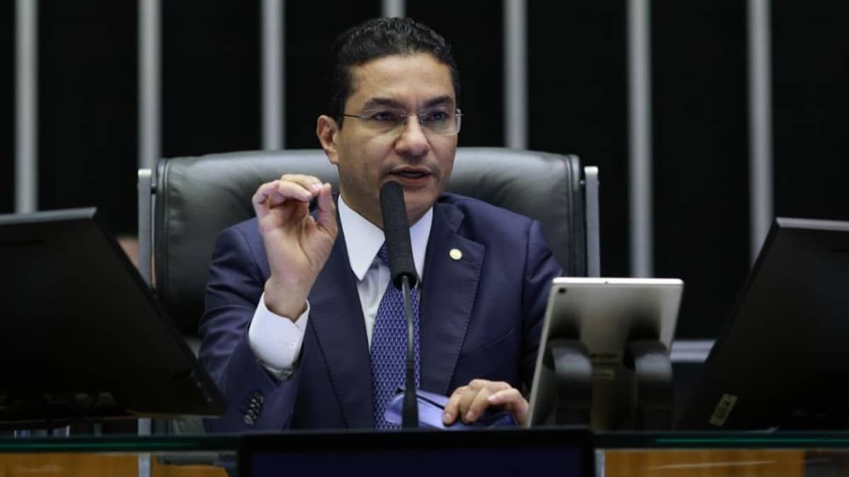 O deputado Marcos Pereira, presidente nacional do Republicanos, discursa na tribuna da Câmara dos Deputados