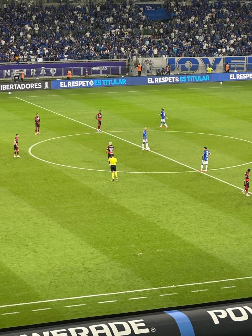 Vista da cabine da Rádio Cultura no Mineirão: jogadores no círculo central e torcida do Cruzeiro ao fundo