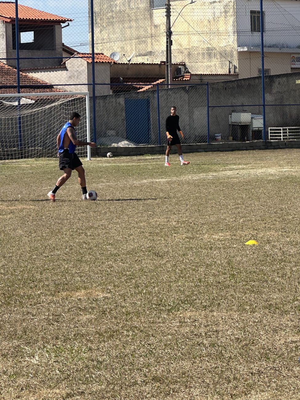 Avaliado conduz a bola sob o olhar do goleiro