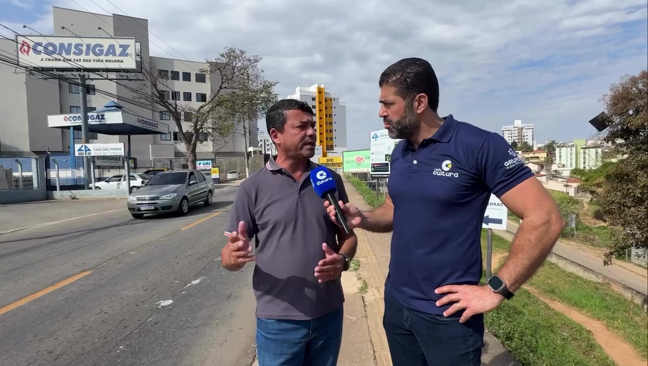 O jornalista Frederico Mesquita e o Secretário Municipal de Obras, Robert Vilas Boas, no trecho da Avenida Sylvio Menicucci que será interditado a partir de segunda-feira (17)