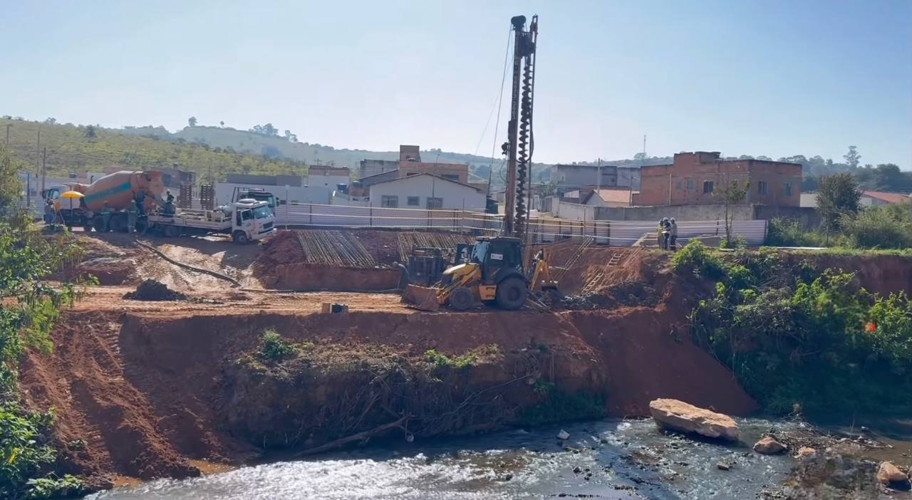 Máquinas e equipamentos no canteiro de obras da ponte do Nova Era, em Lavras