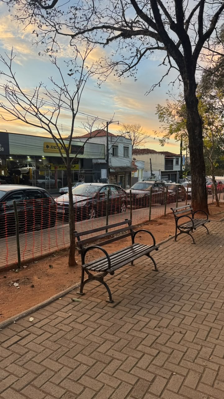 Bancos e calçamento da praça, que receberão melhorias