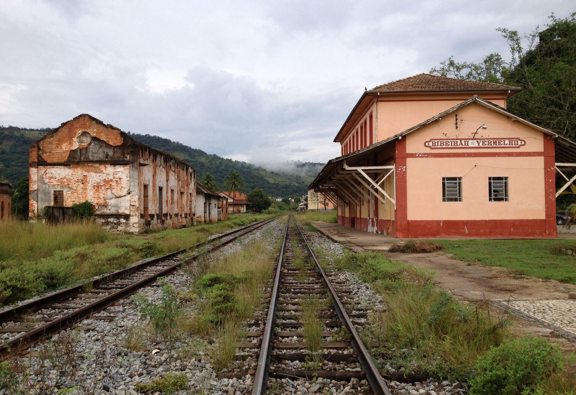 A estação ferroviária de Ribeirão Vermelho, em 2016. Antes dos trilhos, que chegaram em 1888, o povoado já existia em volta do porto do Rio Grande · Foto: linhares/Mapillary, via Wikimedia Commons (CC BY-SA 4.0)