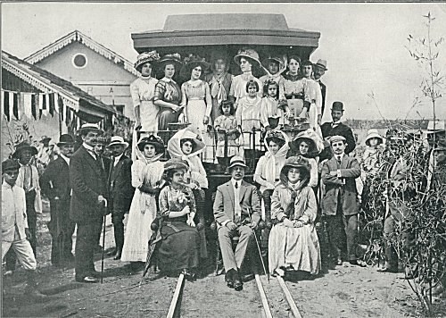 O pátio da estação de Lavras em 1911, quando a estação era ponto de encontro da cidade