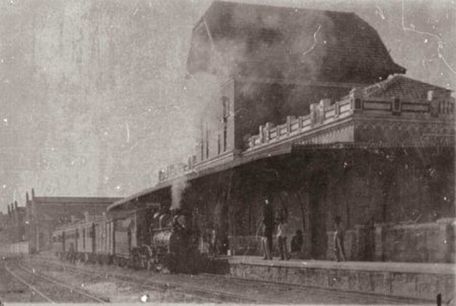Maria-fumaça chegando à estação de Lavras nos anos 1930, com os passageiros na plataforma