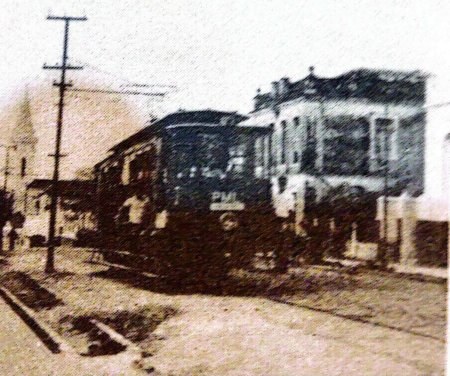 O bonde de Lavras em foto dos anos 1950. Repare no “PML” pintado na frente do carro: são as iniciais da Prefeitura Municipal de Lavras, que ficou dona da linha a partir de 1931 · Foto: IBGE, Enciclopédia dos Municípios Brasileiros, vol. XXV/Estações Ferroviárias do Brasil