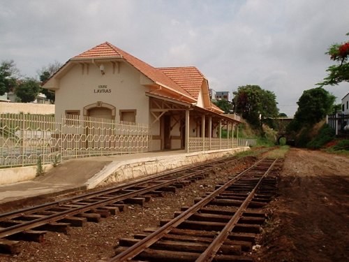 A Costa Pinto restaurada, com a data de 1926 na fachada, já como Teatro Municipal João Pereira de Carvalho. Foto de novembro de 2005