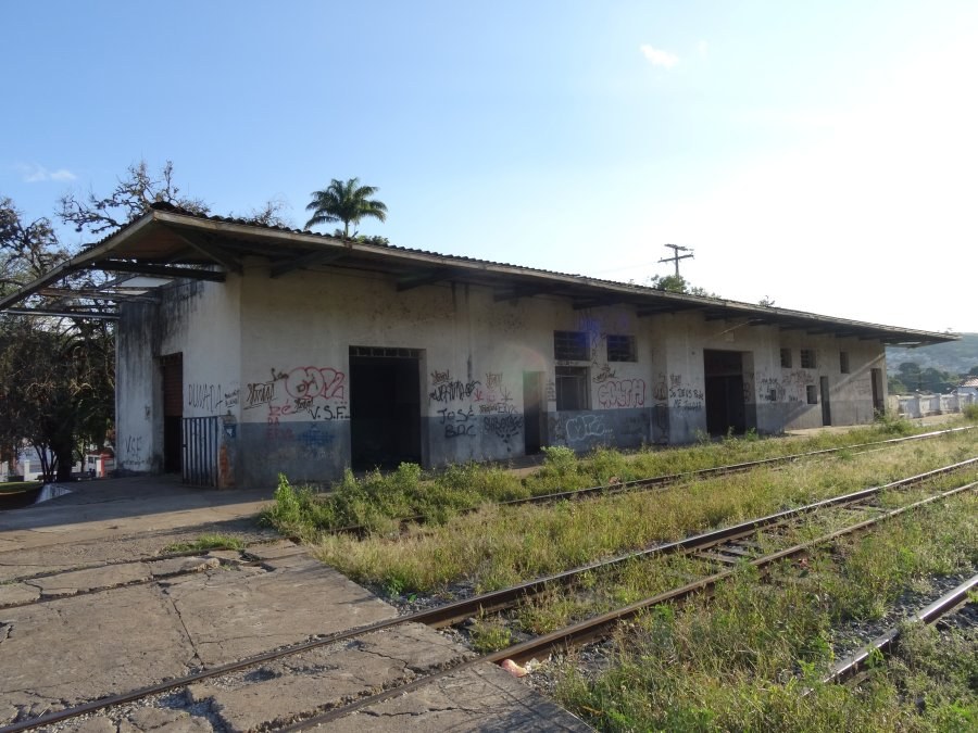 A estação de 1895 abandonada e pichada, em março de 2016