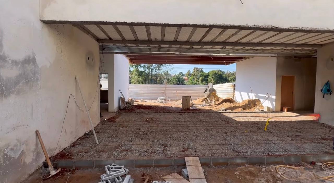 Obras da nova UPA Zona Norte, em Lavras: laje montada e malha de ferro para a concretagem do piso