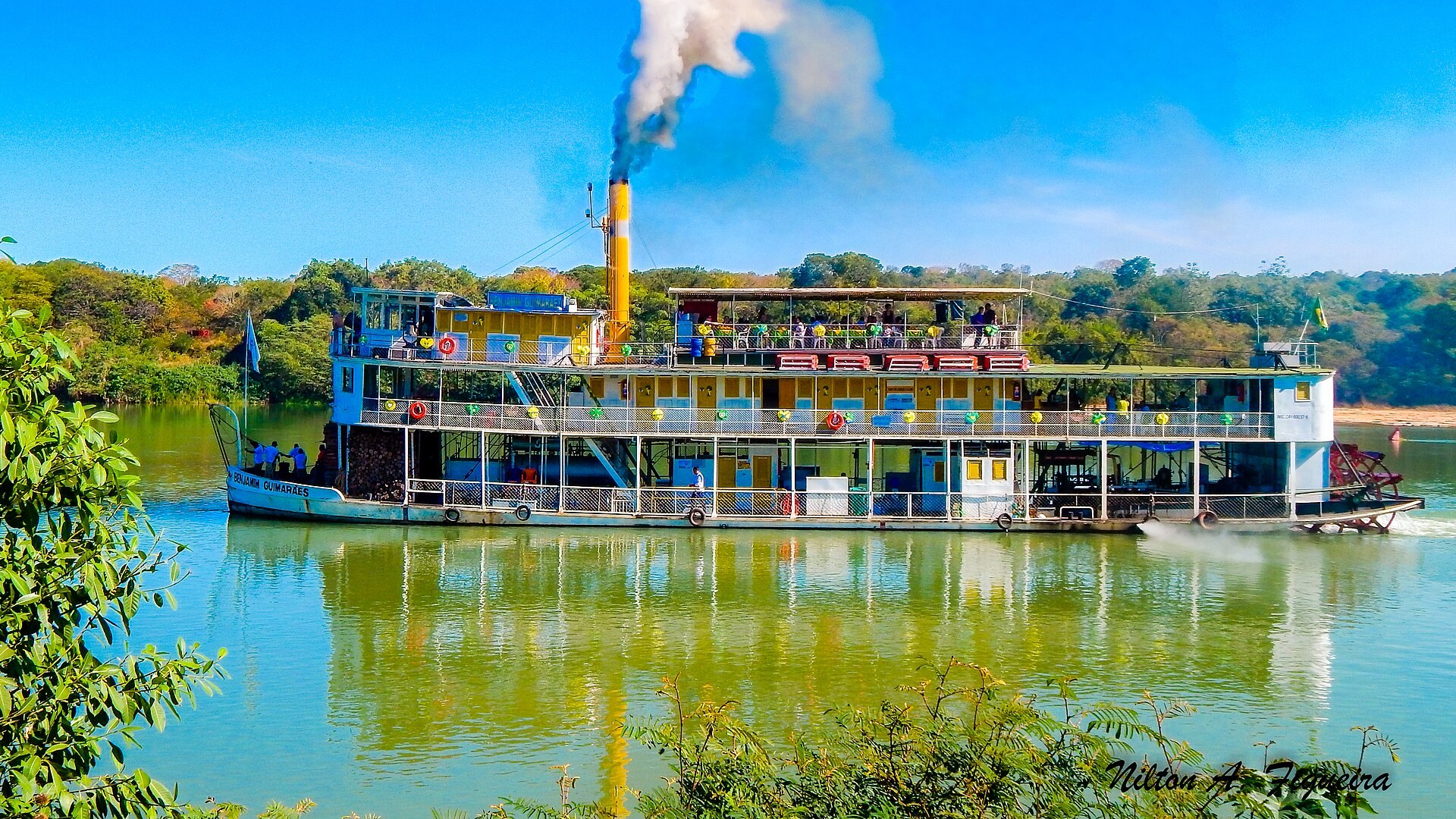 Um barco a vapor de roda na popa navegando num rio de Minas. O Benjamim Guimarães, de Pirapora, é do mesmo tipo dos vapores que desciam o Rio Grande a partir de Ribeirão Vermelho (imagem ilustrativa) · Foto: Nilton A. Figueira/Wikimedia Commons (CC BY-SA 4.0)