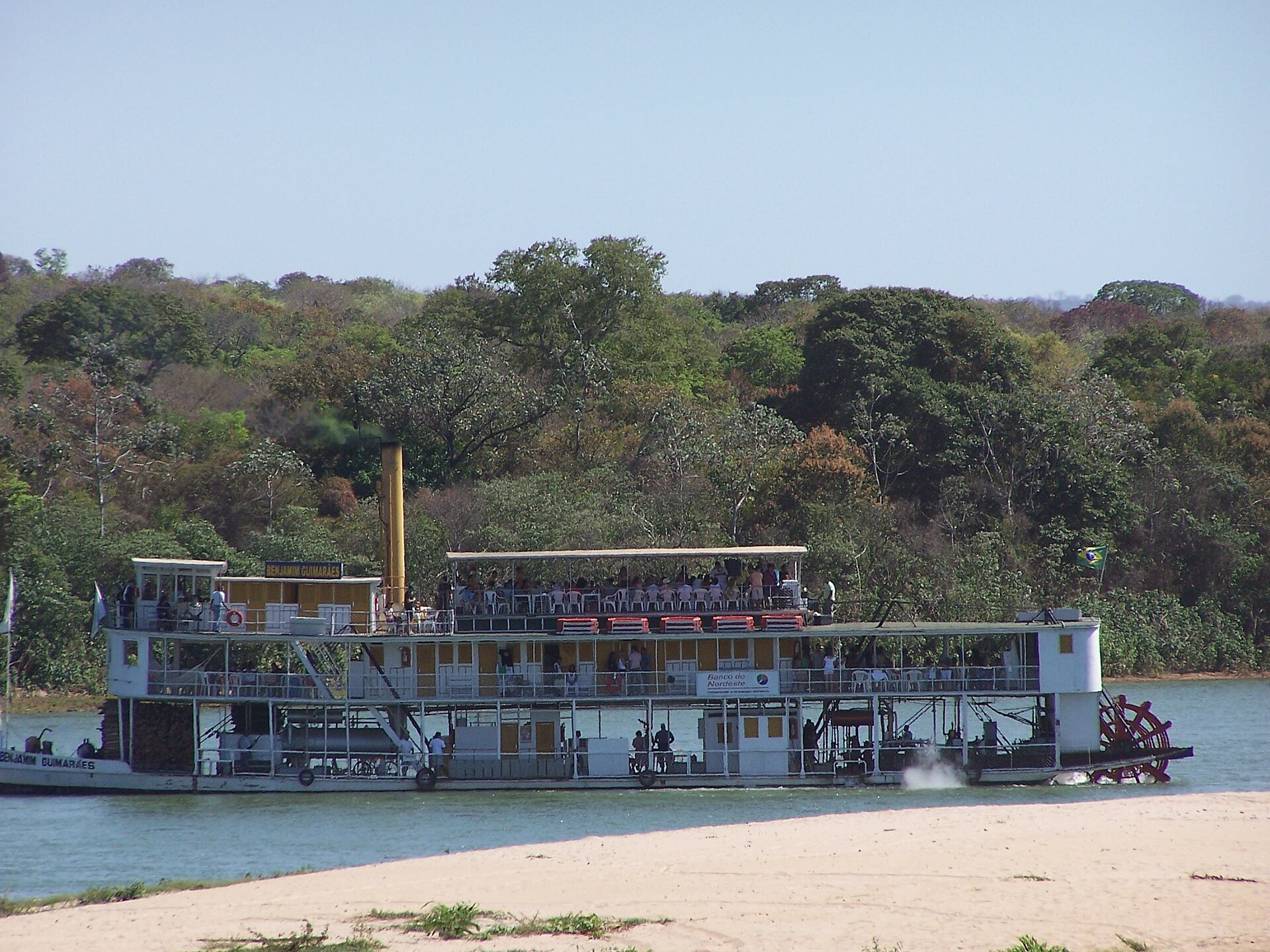 O Benjamim Guimarães em 2007, no Rio São Francisco. Repare na roda vermelha na popa: era assim que os vapores da Oeste de Minas se moviam no Rio Grande (imagem ilustrativa) · Foto: Fadbrício da Silva/Wikimedia Commons (CC BY 3.0)