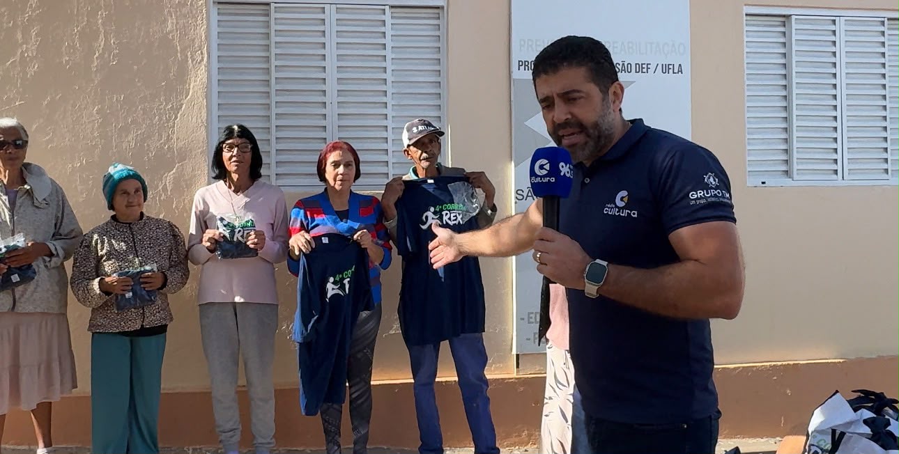 Equipe da Rádio Cultura na entrega dos kits e camisas da 4ª Corrida Rex, na Vila Vicentina