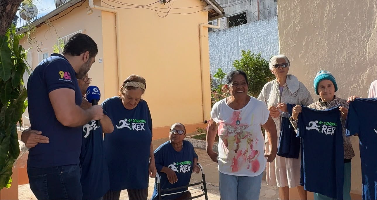 Moradoras e voluntários da Vila Vicentina durante a visita da emissora