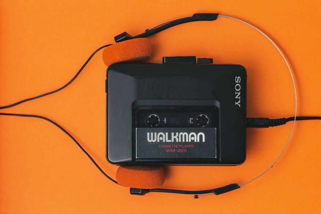 A coletânea gravada do rádio é a memória mais coletiva dessa geração. Foto: Florian Schmetz/Unsplash (imagem ilustrativa)