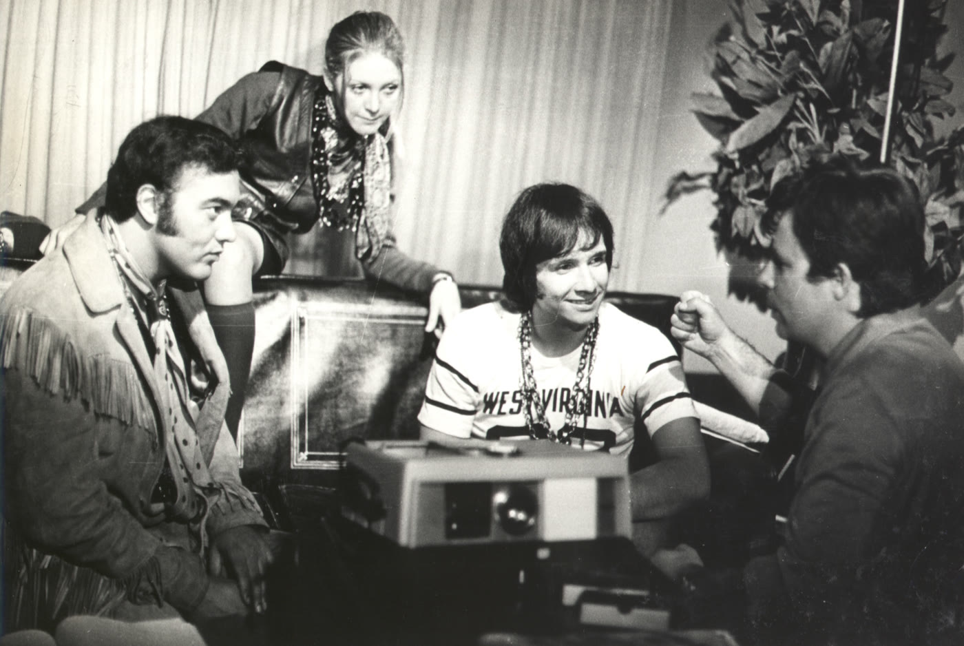 Wanderléa com Roberto Carlos e Erasmo Carlos durante a gravação do filme "Roberto Carlos e o Diamante Cor de Rosa", em 1970 · Foto: Autor desconhecido/Arquivo Nacional, Fundo Correio da Manhã (domínio público)