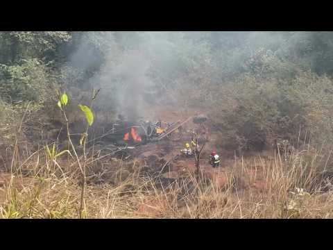 Patrola tomba e pega fogo às margens da MG-335, entre Lavras e Ijaci; motorista salta e sai ileso